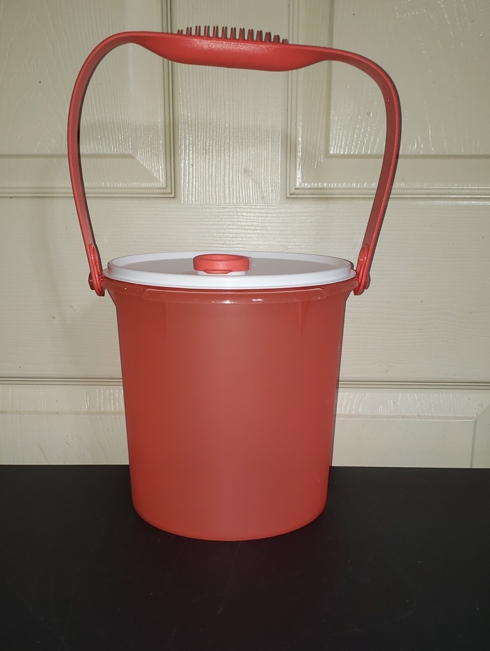 Tupperware Classic Jumbo Pour-All Plastic Bucket Lid Grip NWOT Vintage